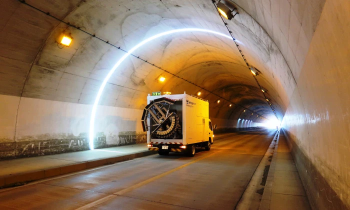 0.2mm幅のひび割れを検知可能なトンネル覆工表面撮影システム TC3