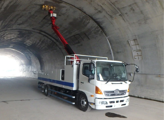 マルチパスレーダーを搭載したトンネル検査車